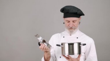 Gri kopya alanı olan profesyonel bir aşçı.