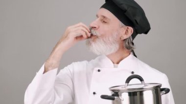 Gri kopya alanı olan profesyonel bir aşçı.