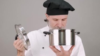 Gri kopya alanı olan profesyonel bir aşçı.