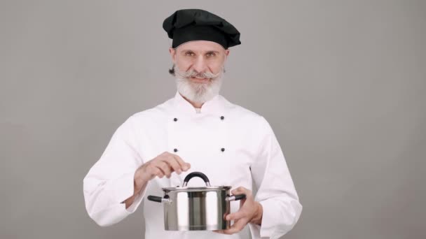 Chef profissional com um pote no espaço de cópia cinza — Vídeo de Stock