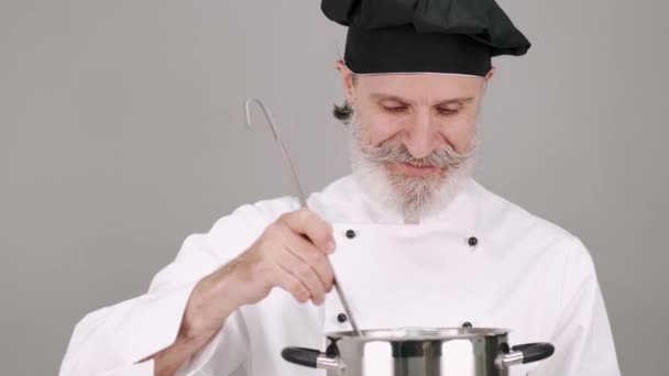 专业厨师，有一个灰色复制空间的壶 — 图库视频影像