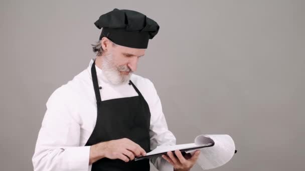 高级男厨师手持记事本做饭的肖像 — 图库视频影像