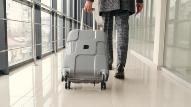 Vieil homme hipster en costume gris avec suitcae le long du hall de l'aéroport — Video