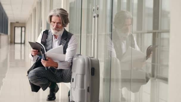 Homme d'affaires mature en costume de lecture dans le terminal de l'aéroport — Video