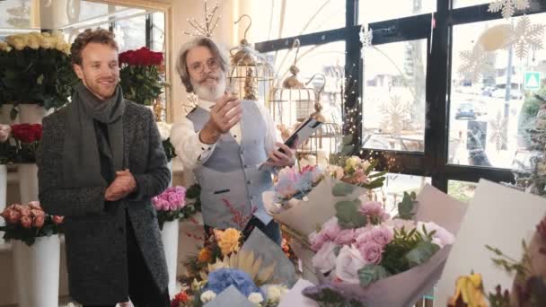 Uomo e anziano fiorista consulente scegliendo bouquet al negozio di fiori — Video Stock