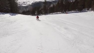 Orman manzarasında güzel karlı dağlarda kayak yapan bir grup eğlenceli insan. Kış sporları. Kayak merkezinde tatil. Etkin yaşam kavramı.