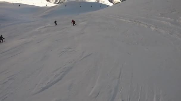 Gruppo di persone divertenti sciare in discesa su una bella montagna innevata nel paesaggio forestale. Sport invernali. Vacanza alla stazione sciistica. Concetto di vita attiva. — Video Stock