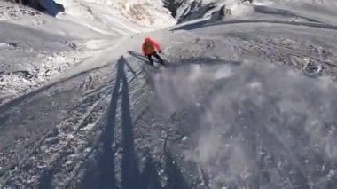 Orman manzarasında güzel karlı dağlarda kayak yapan bir grup eğlenceli insan. Kış sporları. Kayak merkezinde tatil. Etkin yaşam kavramı.