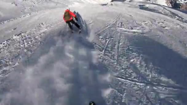 Grupa zabawnych narciarzy zjeżdżających ze wzgórza na pięknej śnieżnej górze w leśnym krajobrazie. Sporty zimowe. Wakacje w ośrodku narciarskim. Pojęcie aktywnego życia. — Wideo stockowe