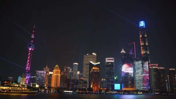Çin şehrinde gece manzaralı Huangpu nehri ile Şangay porselen demetinin zamanlaması modern gökdelenler şehir merkezindeki Asyalı mimari — Stok video
