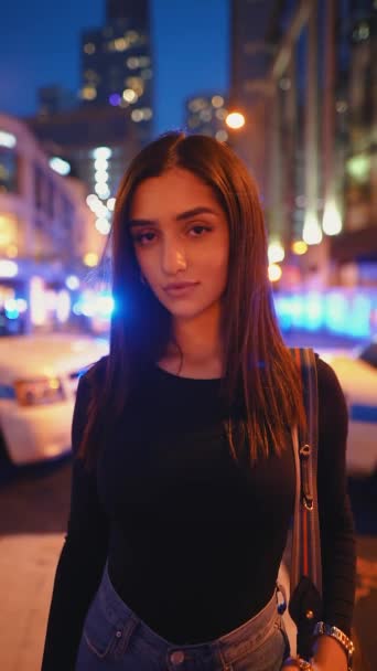 Joven morena chica caminando por la noche por Chicago skyline — Vídeos de Stock