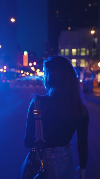 Ung brunett flicka promenader på natten vid Chicago skyline — Stockvideo