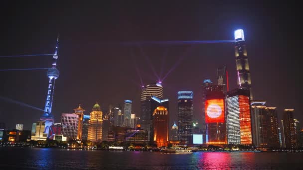 Timelapse av bund av shanghai Kina med huangpu floden på natten landskap i kinesisk stad med skyline moderna byggnader skyskrapor asiatisk arkitektur i centrum — Stockvideo