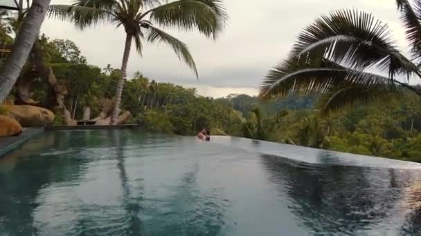 Couple kissing inside the pool in Ubud Bali — Stock Video