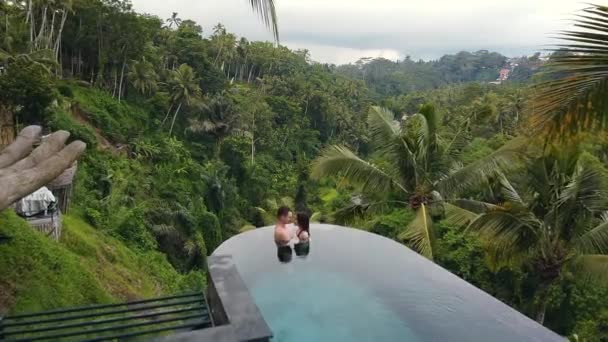 Couple kissing in the pool right in the jungle in Bali — Stock Video