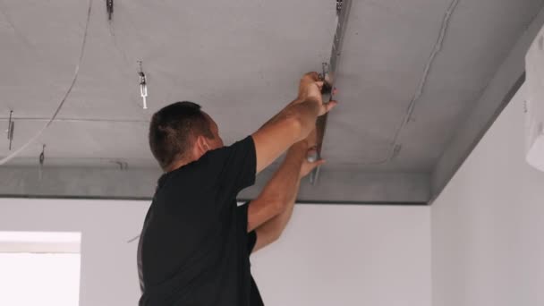 金属製の吊り下げ天井の取り付け作業者 — ストック動画