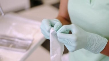 Kadın ellerini kapat ve yeni dişçi aletlerini aç.