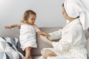 Anne ve kızı bornoz ve havlu giymiş.