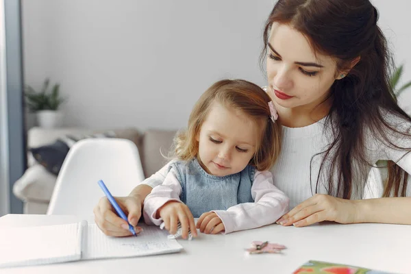 Tutor mit litthe girl beim Lernen zu Hause — Stockfoto