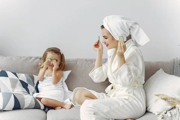 Μητέρα με κόρη με μπουρνούζι και πετσέτες — Φωτογραφία Αρχείου