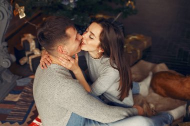 Evde Noel ağacının yanında zarif bir çift var.