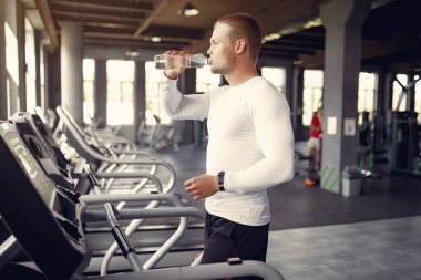 Yakışıklı bir adam spor salonunda nişanlandı.