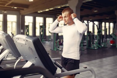 Yakışıklı bir adam spor salonunda nişanlandı.