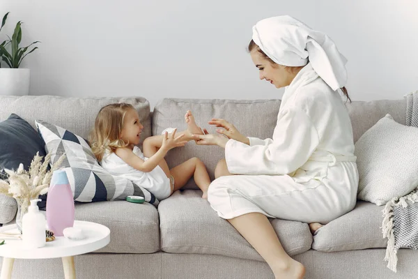 Mutter mit Tochter im Bademantel und Handtüchern — Stockfoto