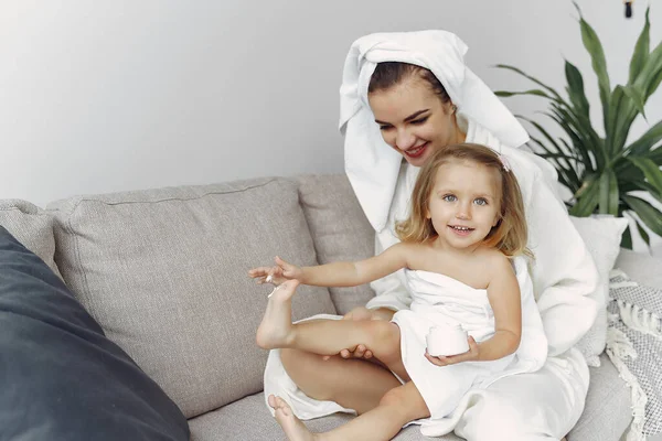 Mutter mit Tochter im Bademantel und Handtüchern — Stockfoto