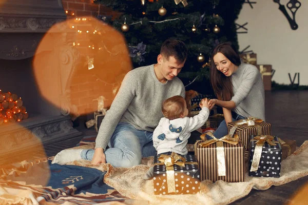 Familia con lindo perro en casa cerca del árbol de Navidad — Foto de Stock