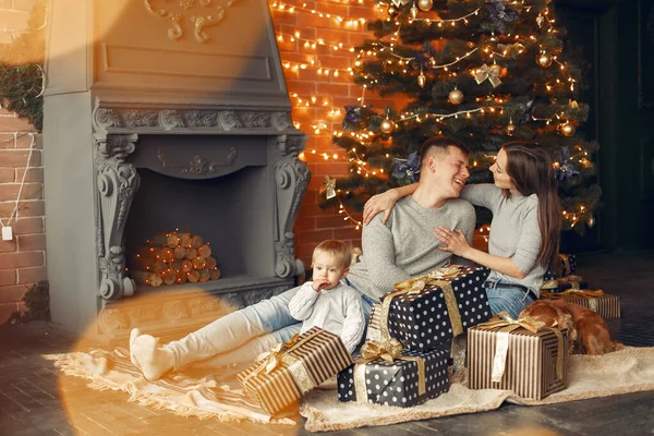 Familia con lindo perro en casa cerca del árbol de Navidad — Foto de Stock