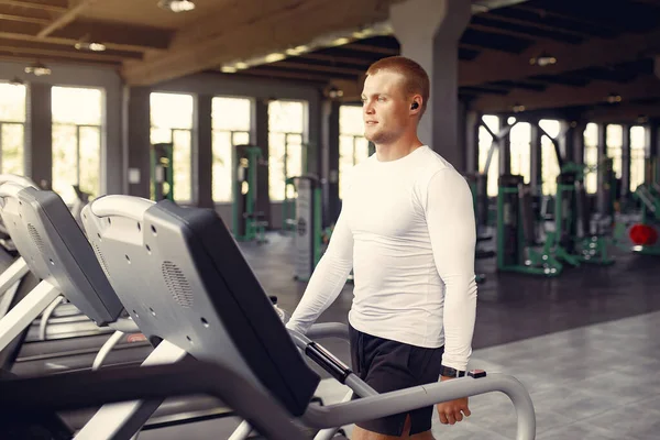 Ein schöner Mann ist in einem Fitnessstudio beschäftigt — Stockfoto