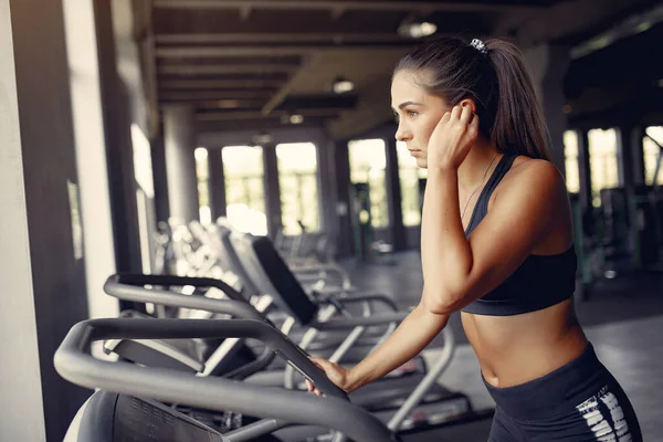 Sports brunette in a sportswear training in a gym — Stock Photo, Image