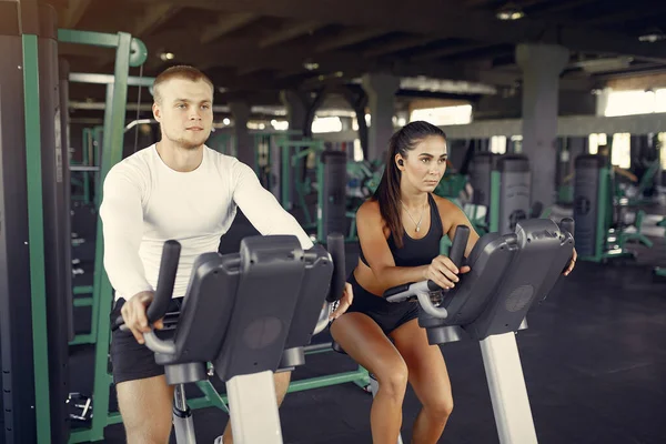 Αθλητικά ζευγάρια σε ένα αθλητικό ντύσιμο εκπαίδευση σε ένα γυμναστήριο — Φωτογραφία Αρχείου