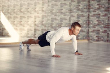 Yakışıklı bir adam spor salonunda nişanlandı.