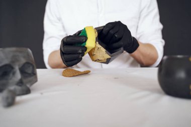 Beyaz gömlekli adam çimentoyla çalışıyor.