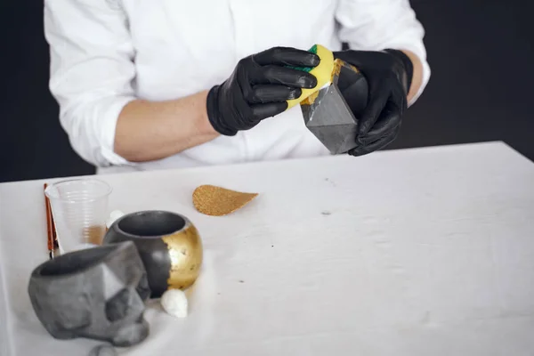 Man in a white shirt works with a cement — Stock Photo, Image