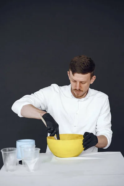 El hombre con camisa blanca trabaja con cemento — Foto de Stock