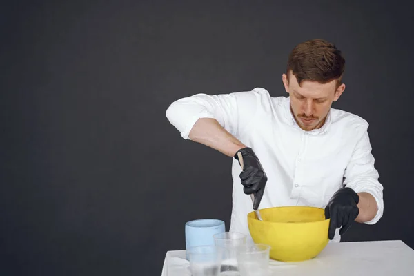 El hombre con camisa blanca trabaja con cemento — Foto de Stock