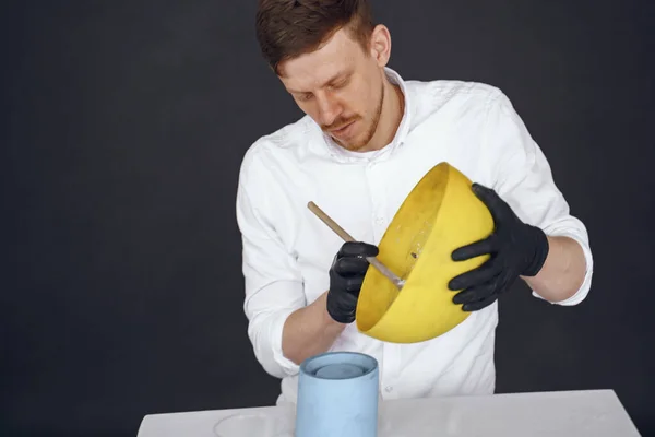 El hombre con camisa blanca trabaja con cemento — Foto de Stock