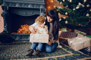 Anne ve oğlu evde oynuyorlar.