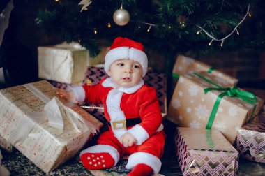 Noel süslemelerinin yakınındaki evde küçük kardeşler kesiliyor.