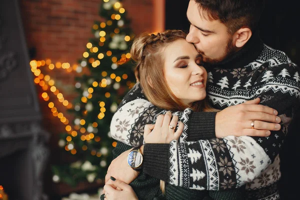 Famille mignonne debout près de l'arbre de Noël — Photo