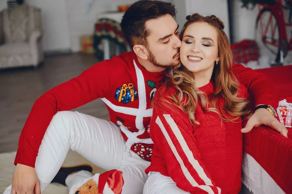 Nette Familie sitzt am Weihnachtsbaum — Stockfoto