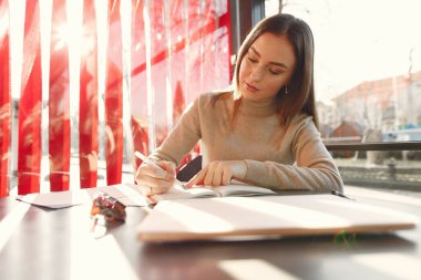 Bir kafede çalışan iş kadını.