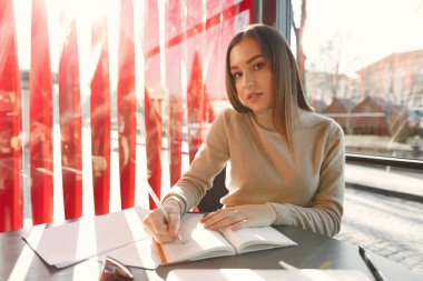 Bir kafede çalışan iş kadını.