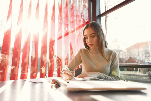 Empresária trabalhando em um café — Fotografia de Stock