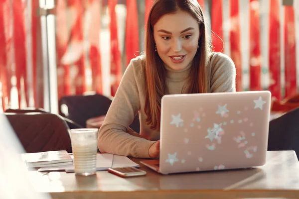 Businesswoman working in a cafe — Stock Photo, Image