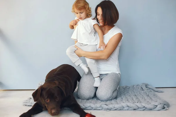 Matka a dceruška si doma hrají se psem — Stock fotografie