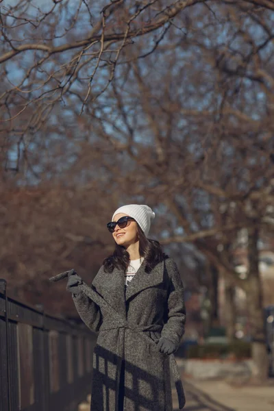 Élégante fille marcher dans une ville d'hiver. Femme en pull tricoté blanc. Belle dame aux cheveux foncés. — Photo